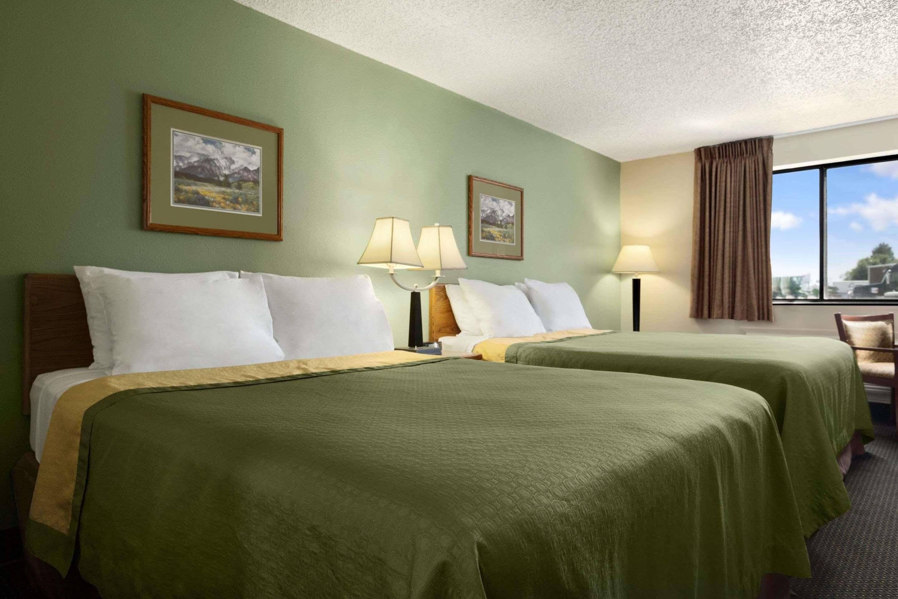Super 8 By Wyndham Conrad Otel Dış mekan fotoğraf